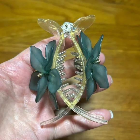 BOGO Floral Hair Clip - Picture 3 of 7